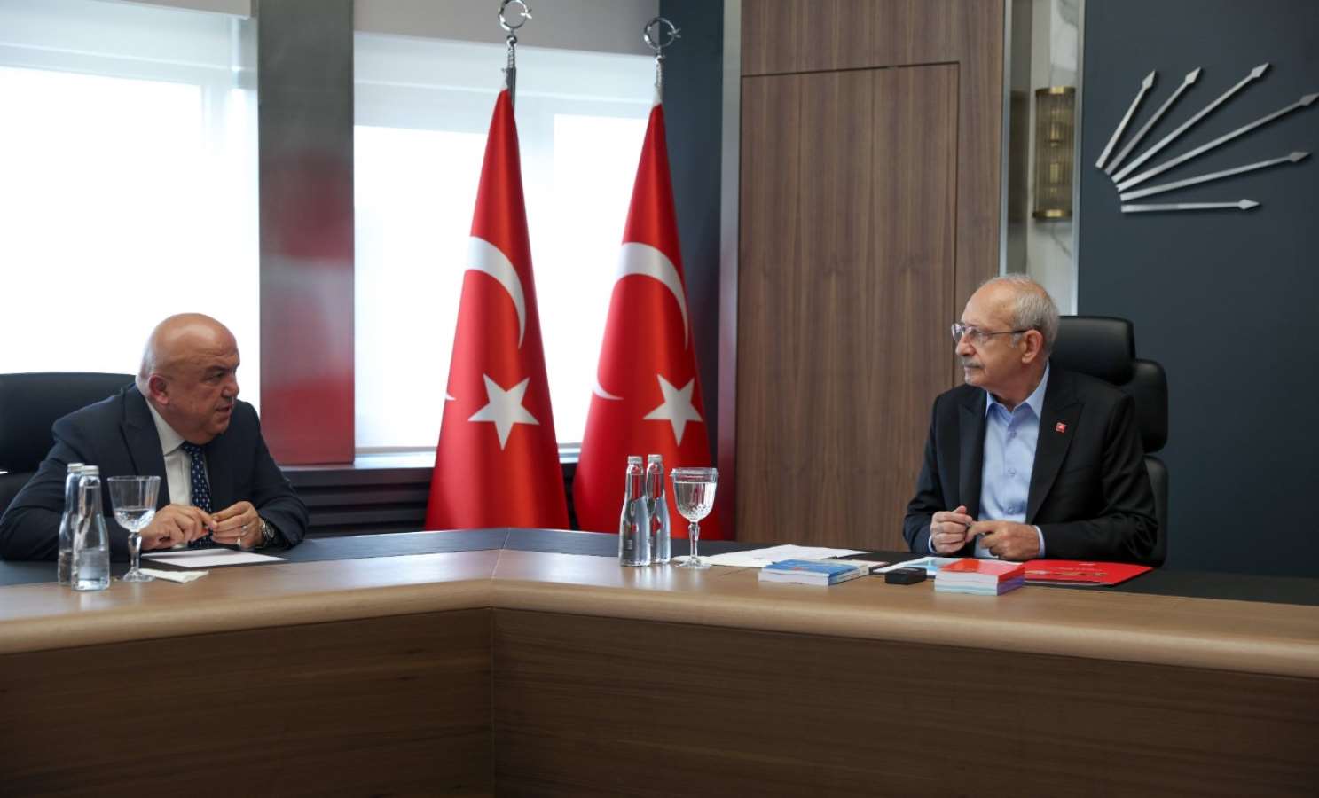 CHP lideri Kılıçdaroğlu, Antalya il ve ilçe başkanlarıyla bir araya geldi!