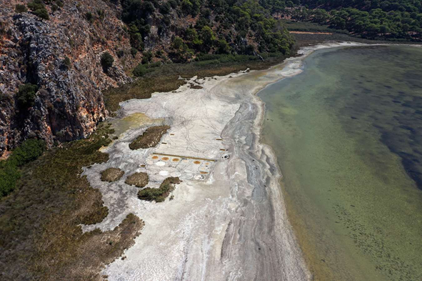 İztuzu Plajı'nda sular çekildi, antik tuz tesisi ortaya çıktı