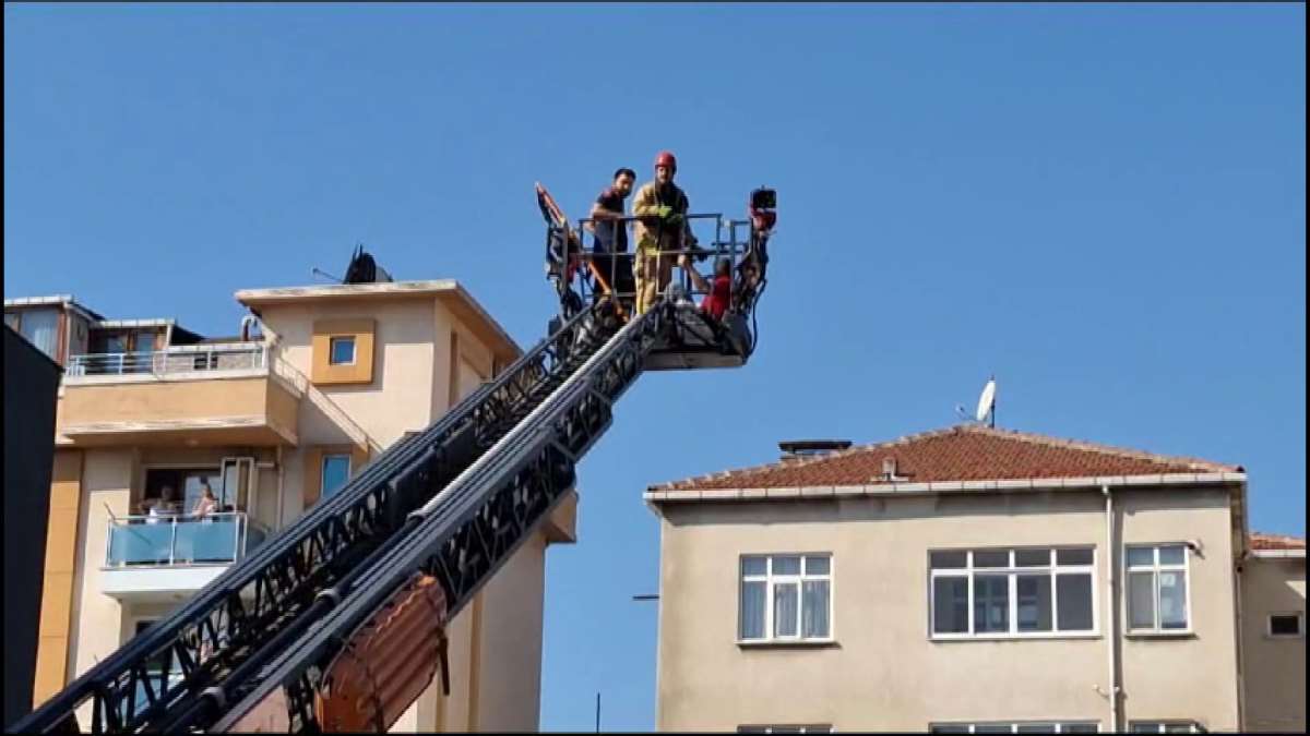 İşçi, belediye binasının çatısında mahsur kaldı!