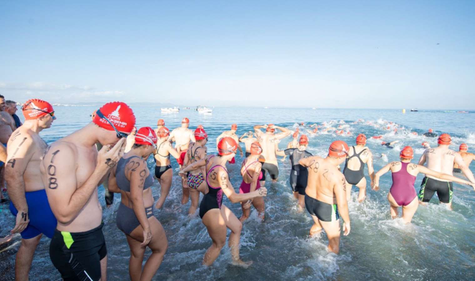 Tunç Soyer sözünü tuttu ve İzmir Körfezi’nde yüzdü