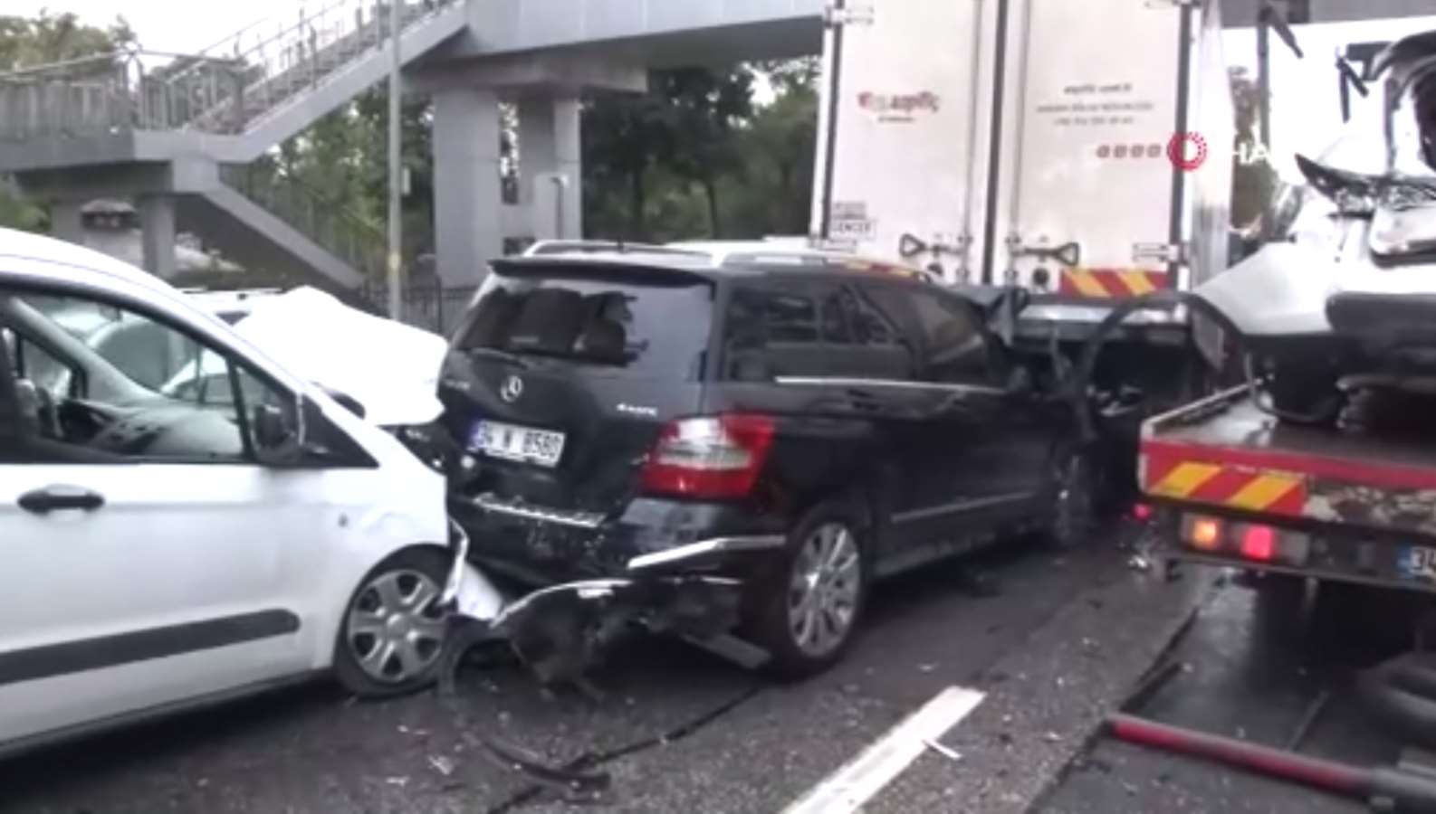 İstanbul'da freni tutmayan TOMA kazaya neden oldu: 13 araç birbirine girdi!