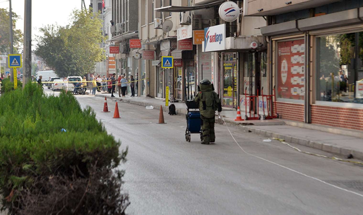 Adana Valiliği önüne bırakılan 'şüpheli çanta' panik yarattı