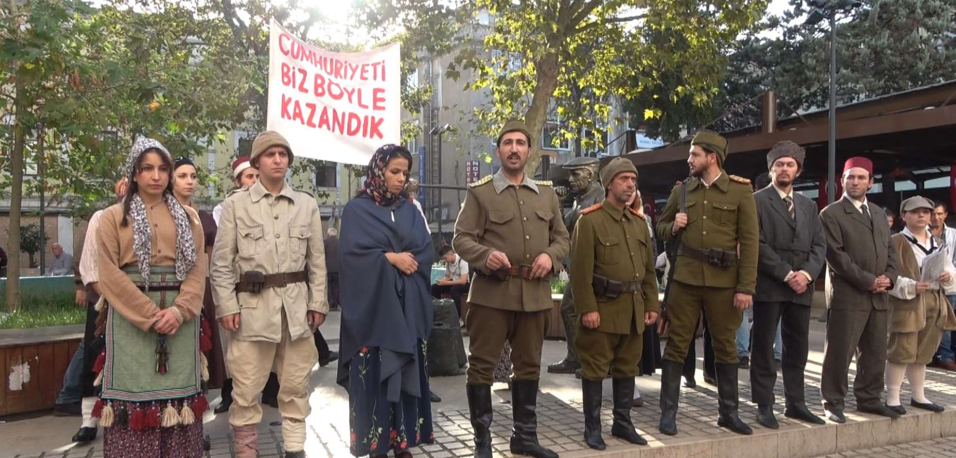 Cumhuriyet'in sembol fotoğrafını canlandırdılar!