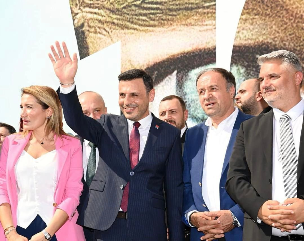 Çelik, delegelere vizyon açıklaması gerçekleştirdi: 'İstanbul’u makamdan değil sokaktan yöneteceğiz'