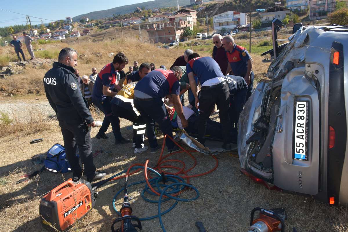 Sinop'ta otomobil tarlaya devrildi... Yaralılar var!