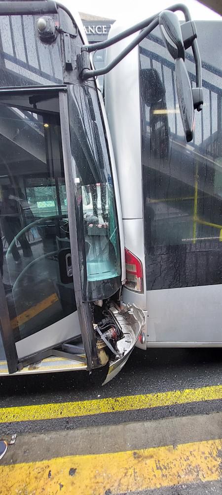 Son dakika... İstanbul Küçükçekmece'de iki metrobüs çarpıştı!