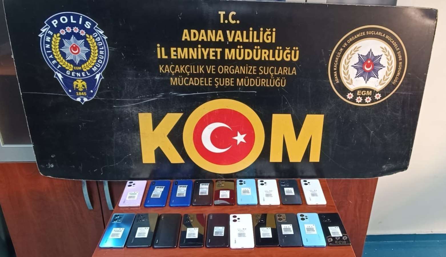 Akılalmaz yöntem: Kargo ile gönderilen rahlelerden 'kaçak telefon' çıktı