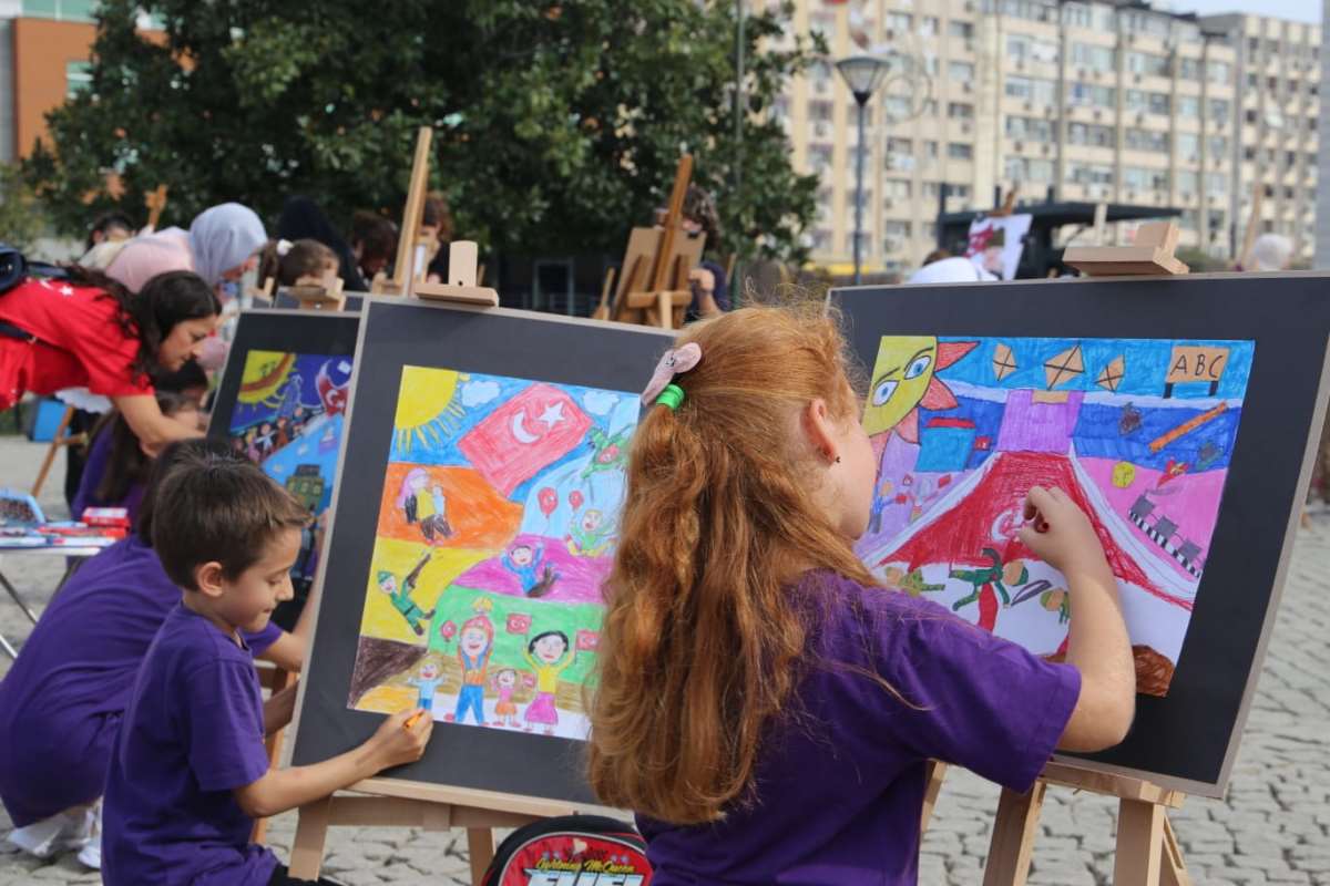 Cumhuriyetin 100. yılı İzmir’de tuvallere yansıdı