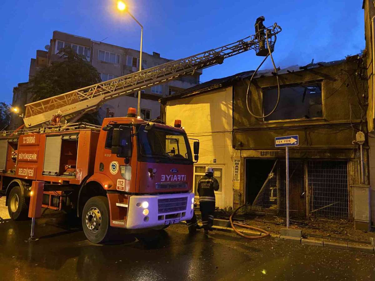 Alevler geceyi aydınlattı, tarihi bina alev alev yandı