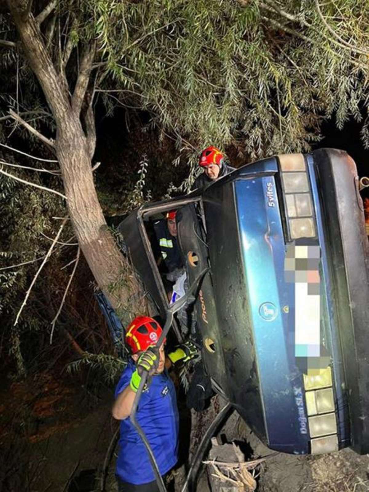 Feci kaza... Otomobil şarampole devrildi: Yaralılar var!