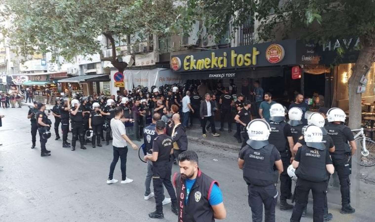 HDP'ye destek açıklamasına polis müdahalesi