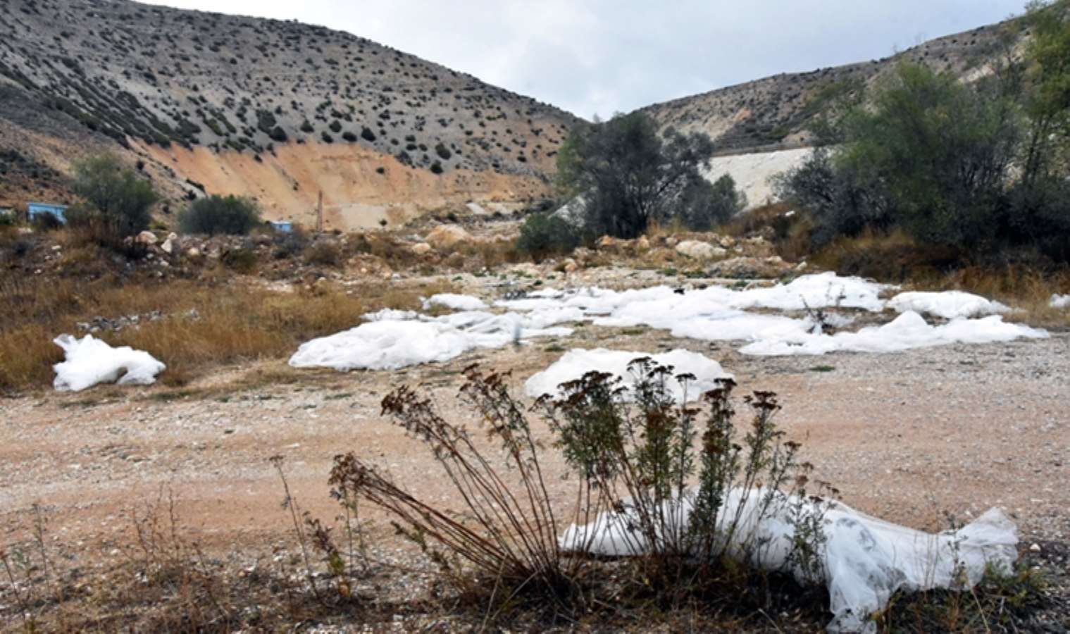 Dere yakınındaki arazi şaşırtan görüntü: 40 gelinlik buldular!