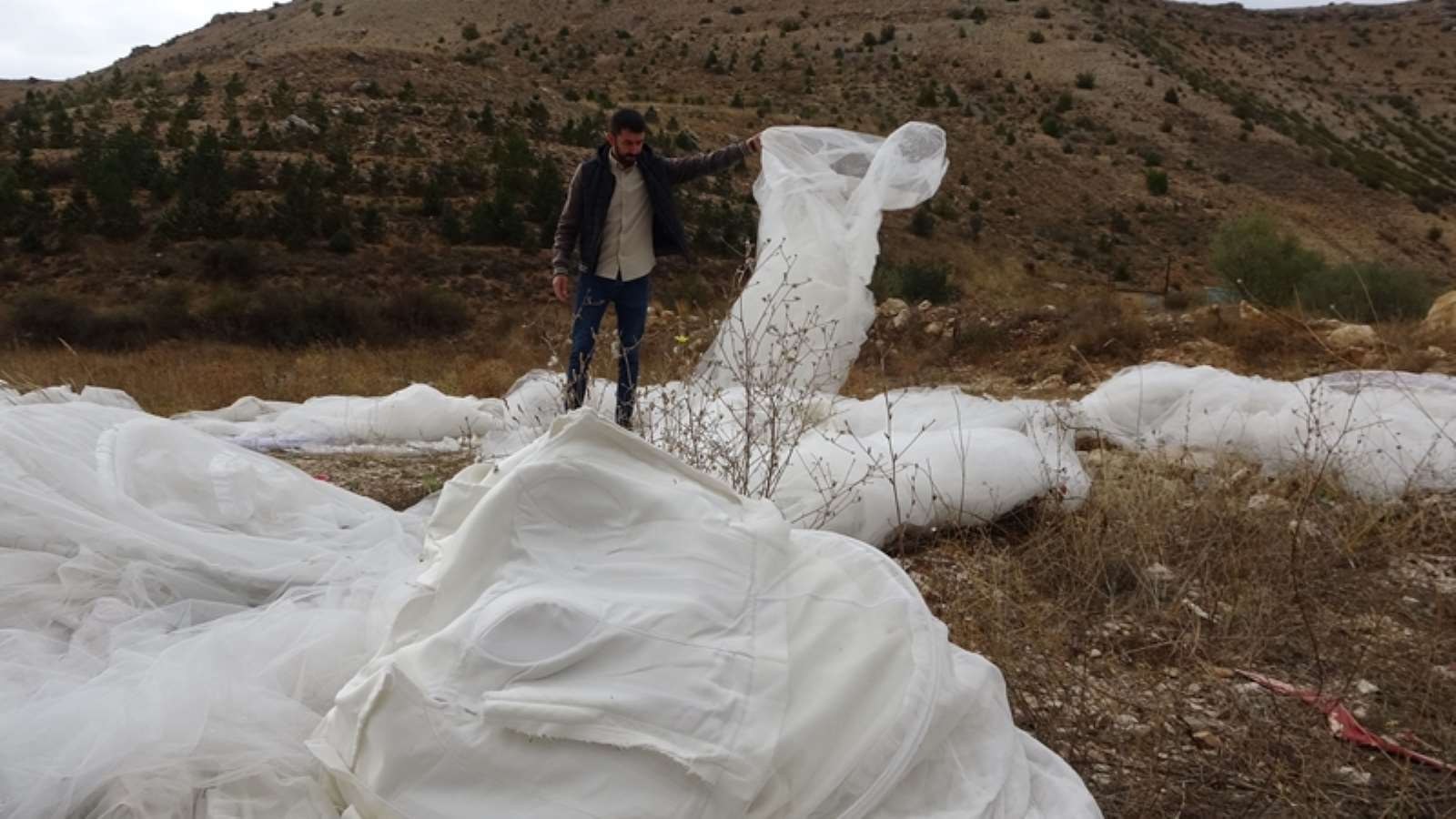 Dere yakınındaki arazi şaşırtan görüntü: 40 gelinlik buldular!