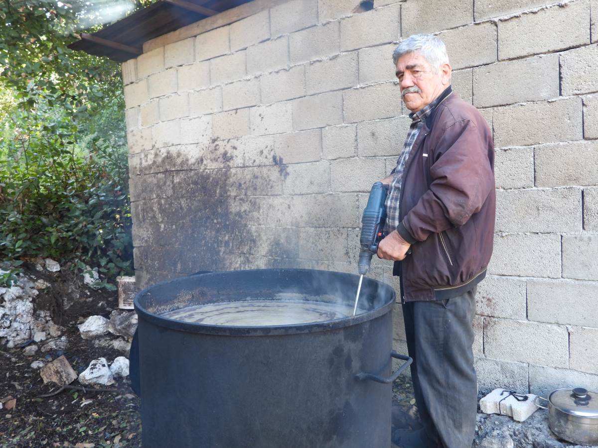 Eklem ağrılarına iyi geliyor... Binbir zahmetle üretiliyor, litresi 200 liradan satılıyor!