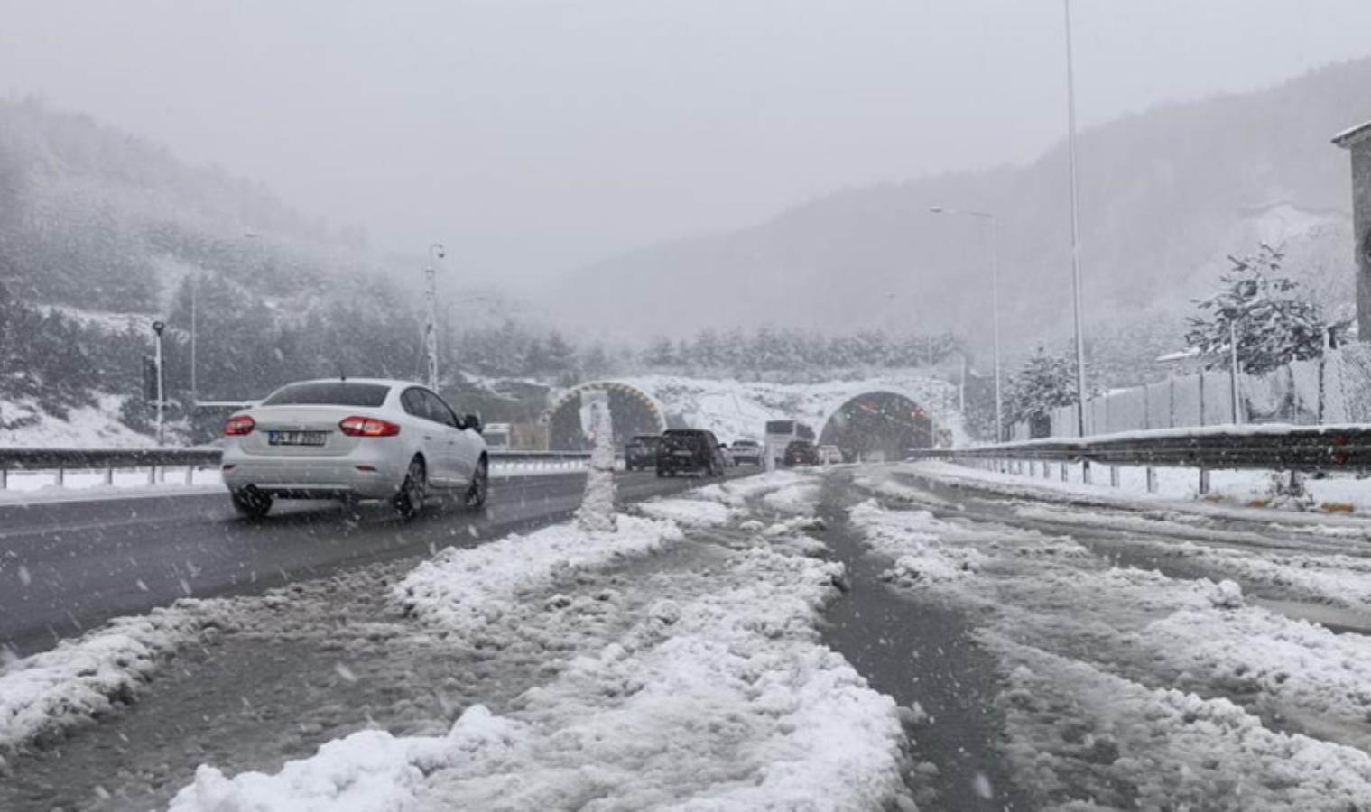 Sağanak, kar ve fırtına yurdu vurdu: Üç ilde eğitime ara verildi