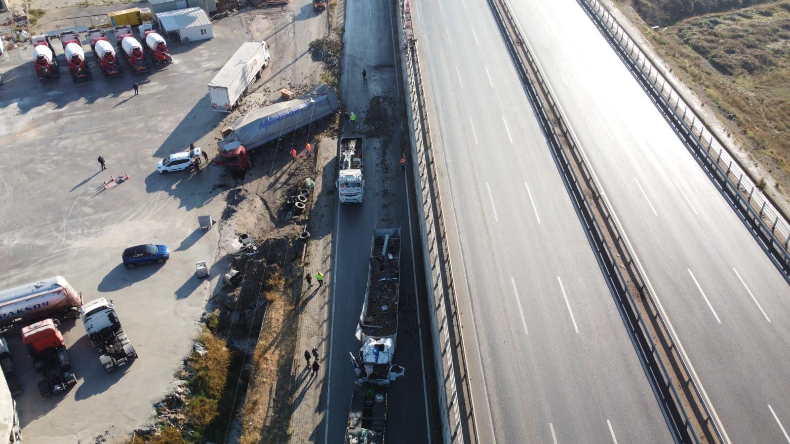 Eskişehir'de 2 TIR, köprüden bağlantı yoluna uçtu: 2 şoför ağır yaralı