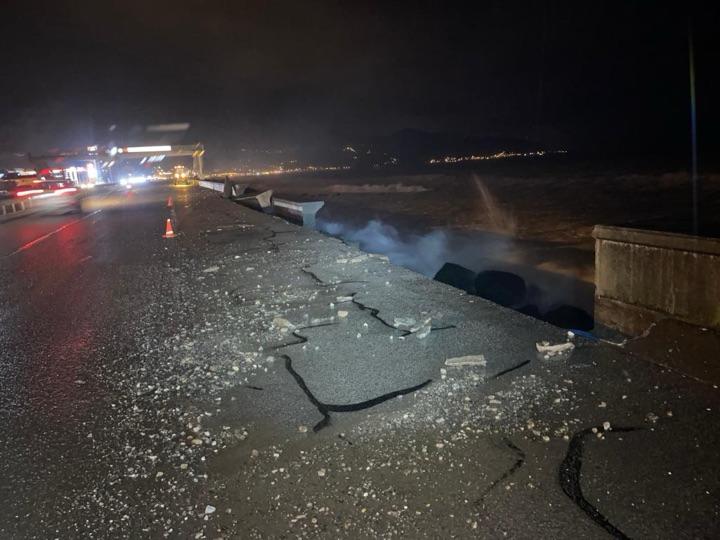 Giresun'da fırtına etkili oldu... Duvar yıkıldı, yol çöktü!