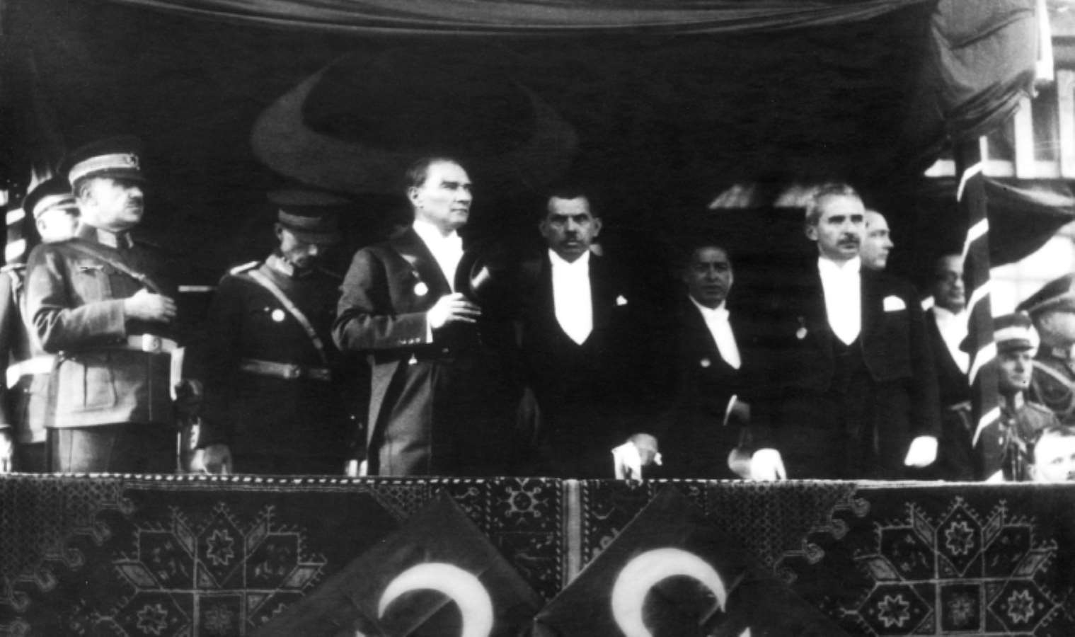 Atatürk'ün izinde şiirler: Mustafa Kemal Atatürk hakkında yazılmış anlamlı şiirler...