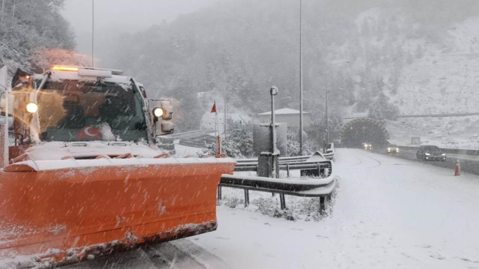 Bolu Dağı’nda yoğun kar yağışı etkili oluyor