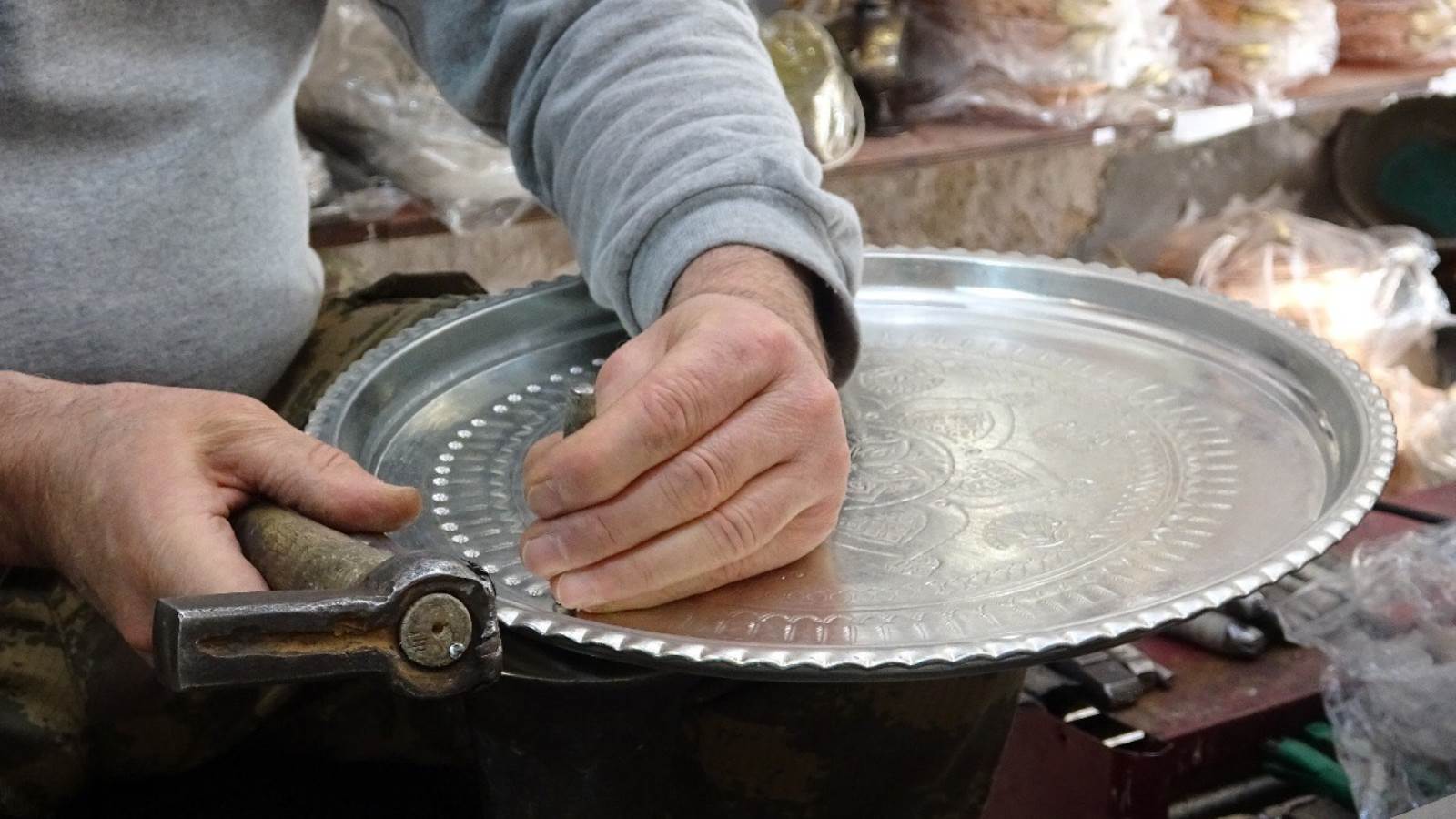 Mardinli kardeşler babalarından öğrendikleri bakırcılığı sürdürüyorlar