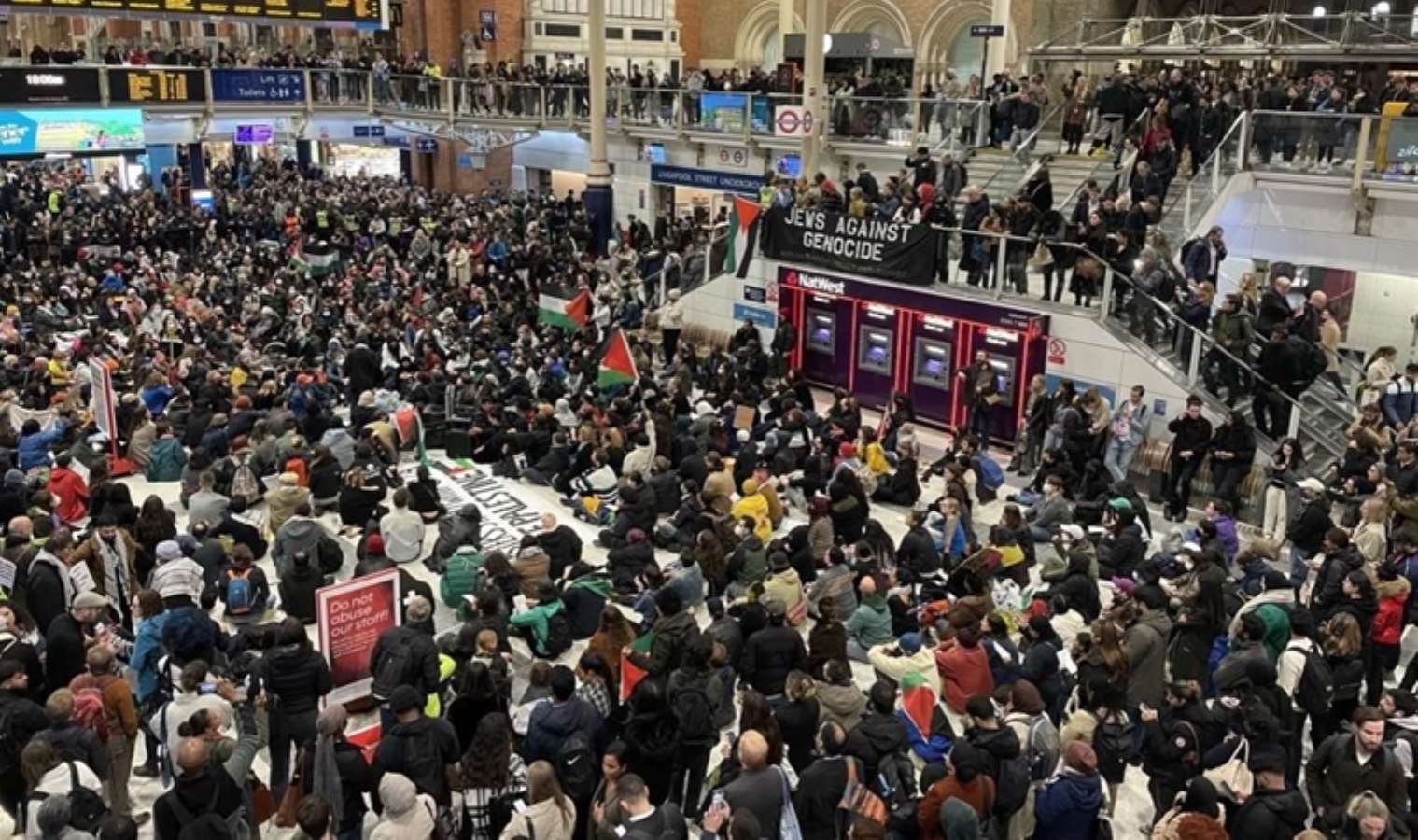 Londra’da tren istasyonunda Gazze’de ateşkes için oturma eylemi