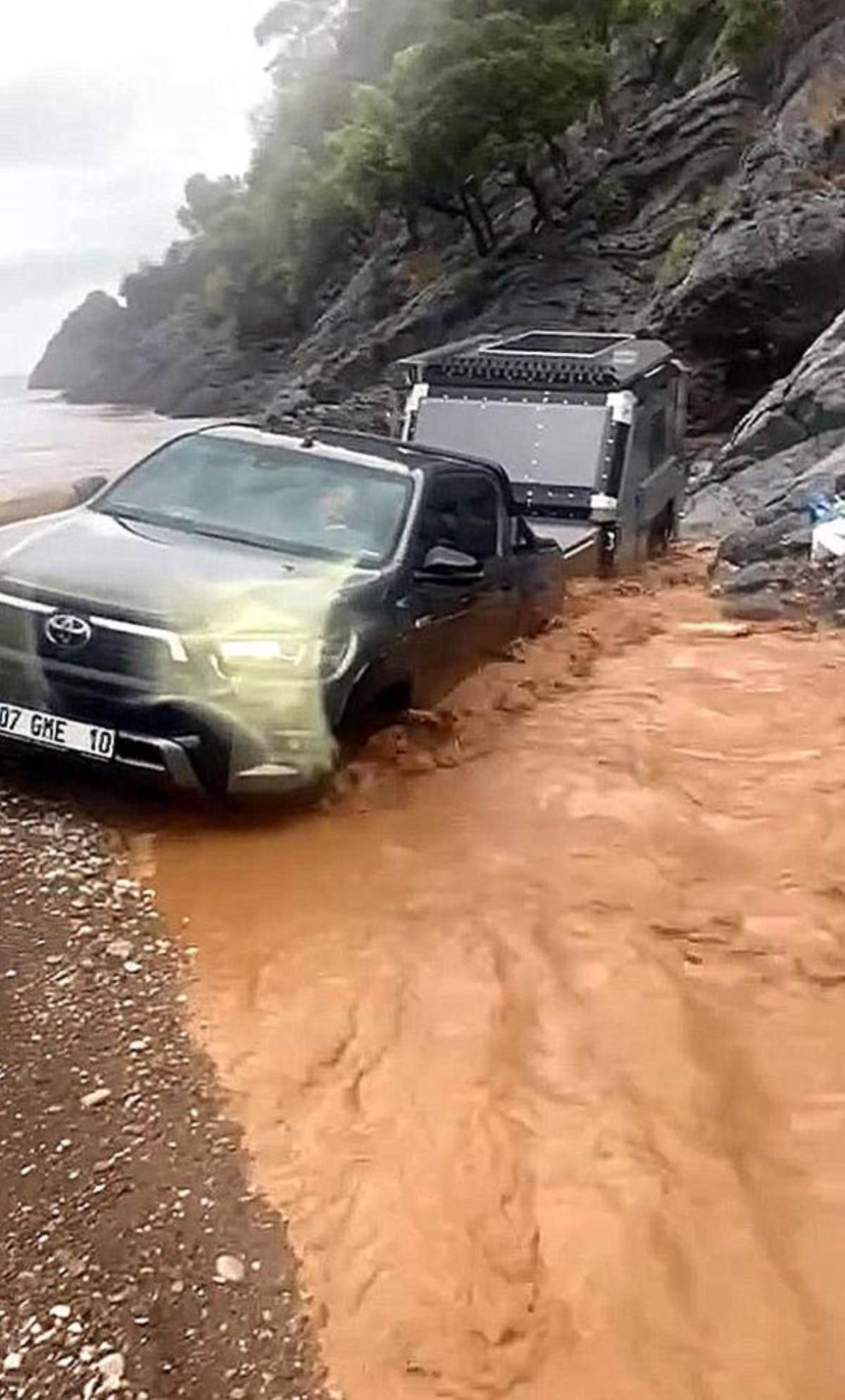 Türkiye'yi sağanak vurdu: Yollar göle döndü, ev ve işyerlerini su bastı