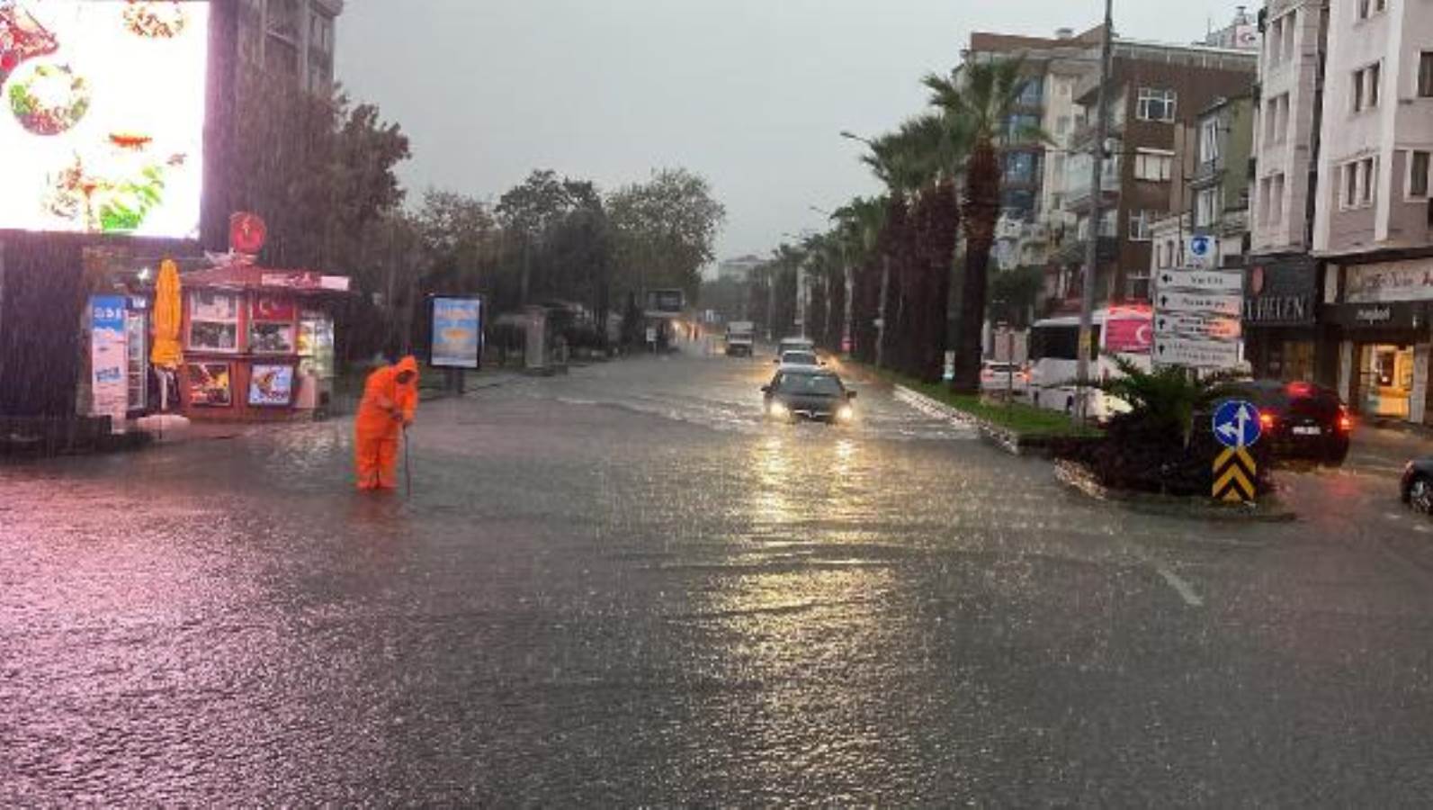 Türkiye'yi sağanak vurdu: Yollar göle döndü, ev ve işyerlerini su bastı