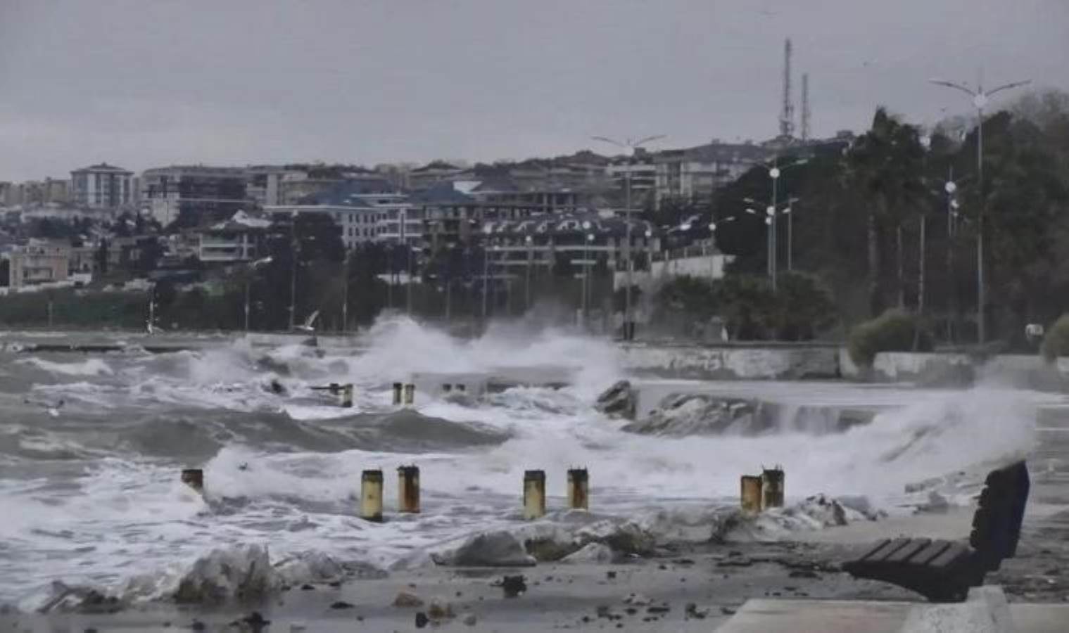 İstanbul'u fırtına vurdu: Dev dalgalar sahili dövdü, tekneler battı; hava ve deniz trafiği sekteye uğradı