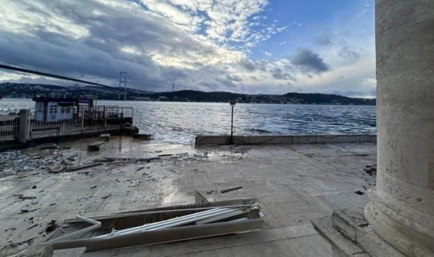 İstanbul'u fırtına vurdu: Dev dalgalar sahili dövdü, tekneler battı; hava ve deniz trafiği sekteye uğradı