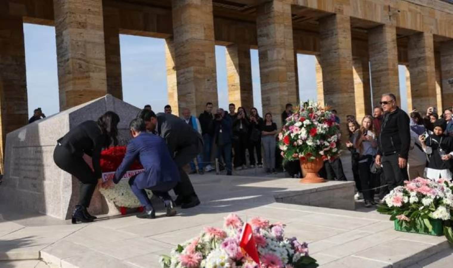 CHP ile Anıtkabir Komutanlığı arasında çelenk krizi