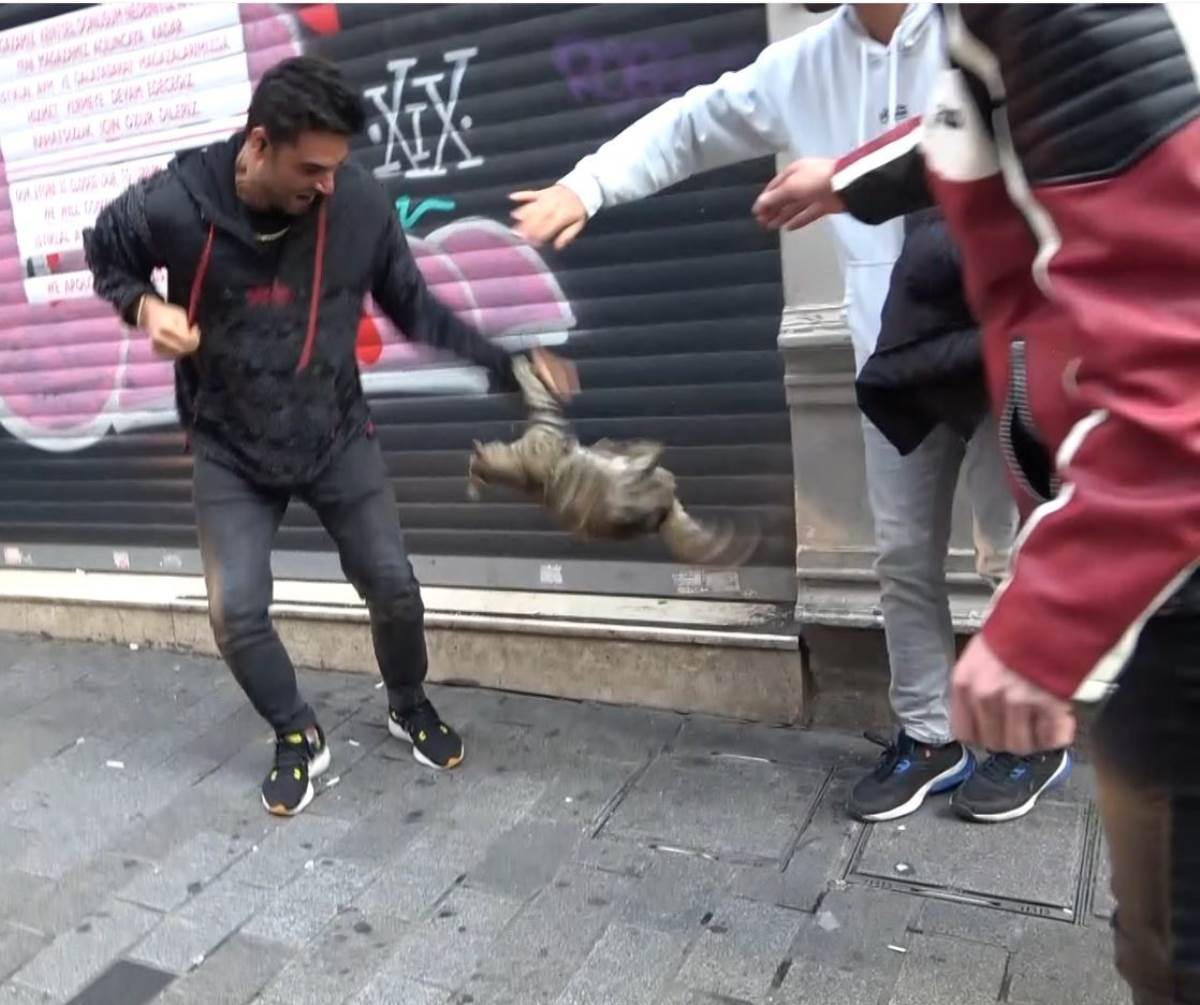 İstiklal Caddesi'nde film gibi 'kedi kurtarma' operasyonu