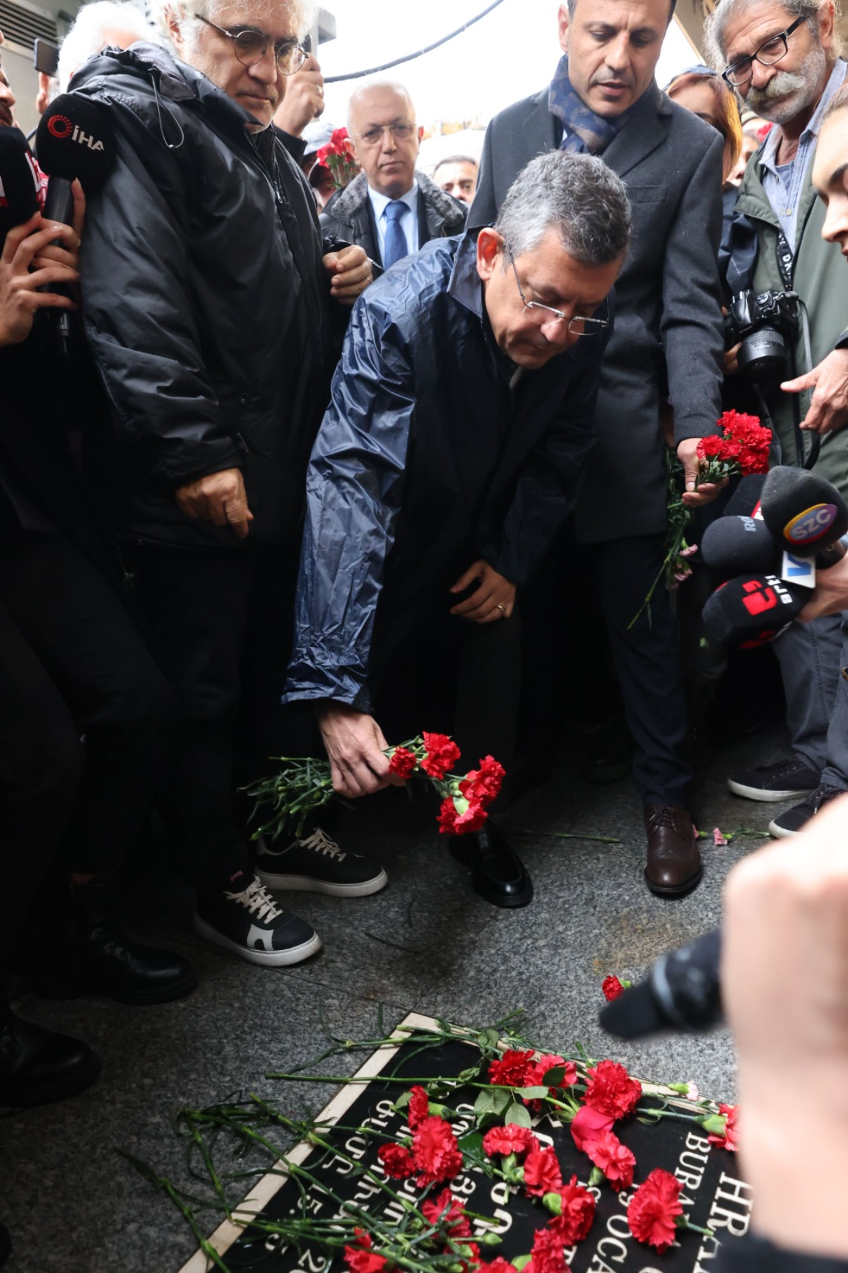 Hrant Dink'in arkadaşları, Agos gazetesi önünde açıklama yaptı: Bu davanın peşini bırakmayacağız