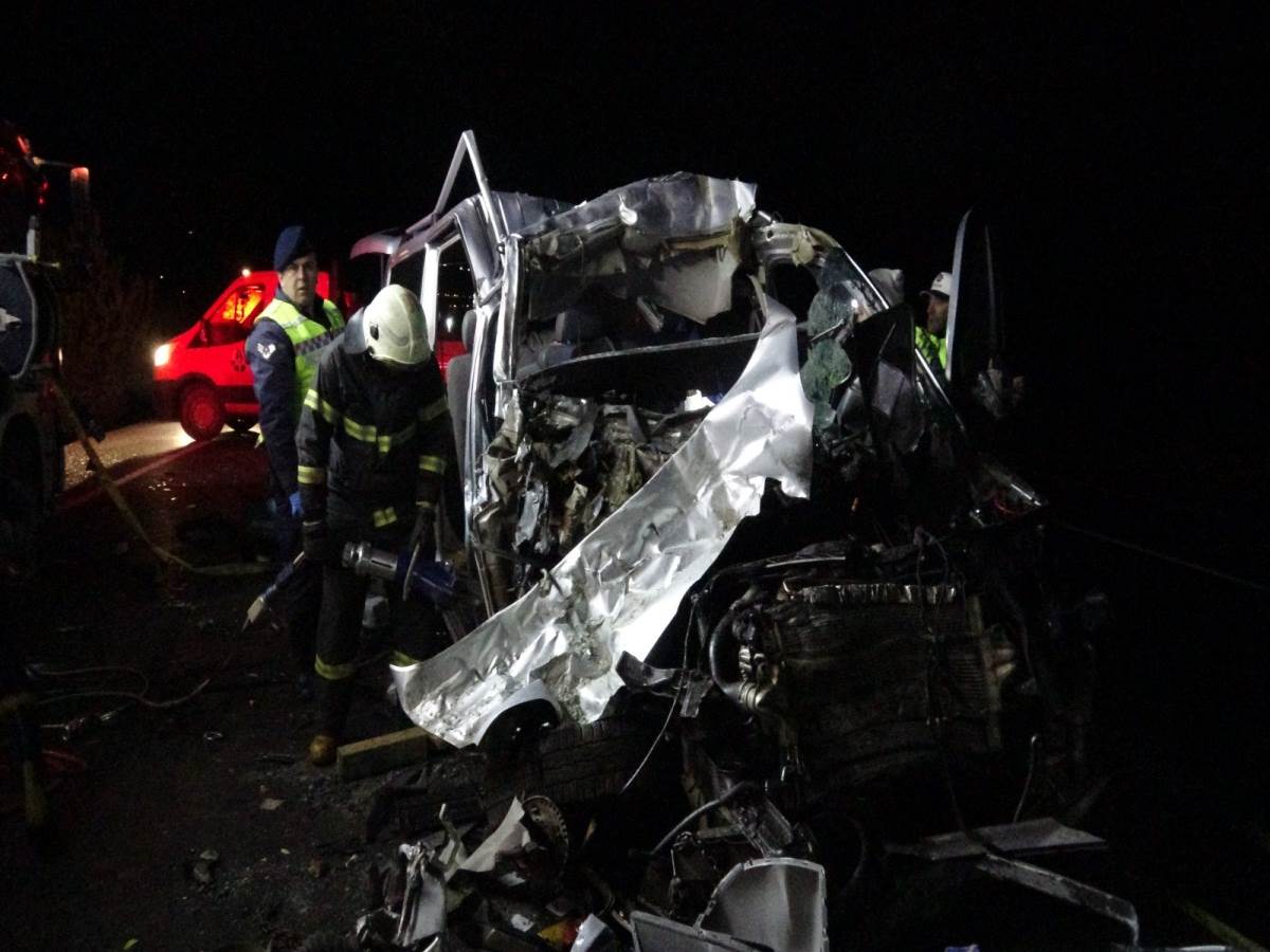 Tokat’ta korkunç kaza... Minibüs kamyona arkadan çarptı: 5 ölü