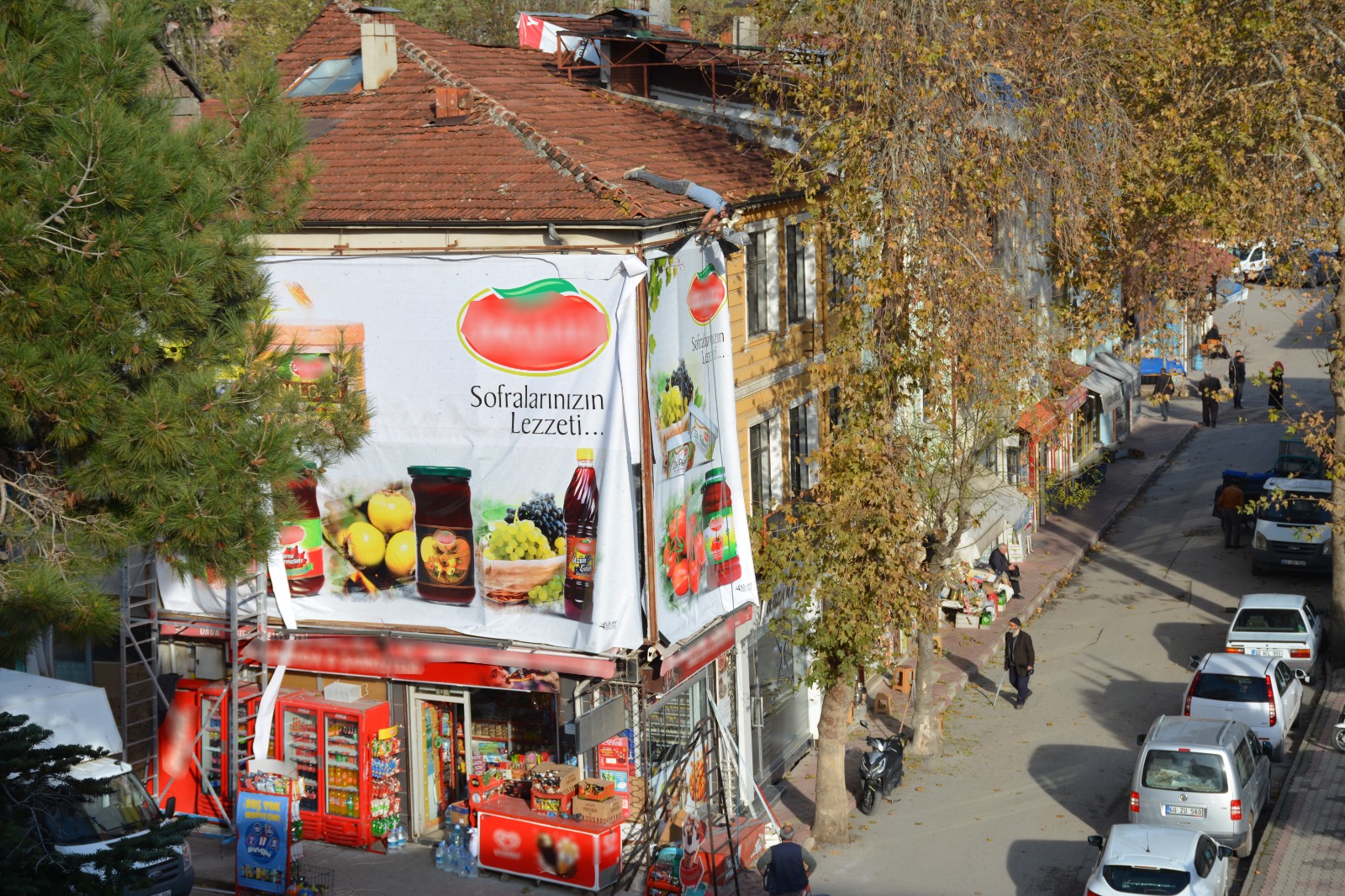 O anlar kameraya yansıdı... Çatıdan sarkıp afiş astı