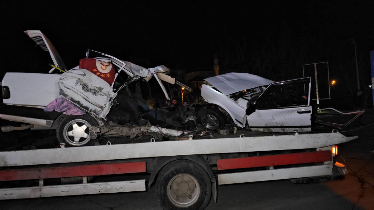 Kazaya karışan 3 araçtan 1'i ikiye bölündü, bira kutuları yola saçıldı: 1 ölü, 5 yaralı