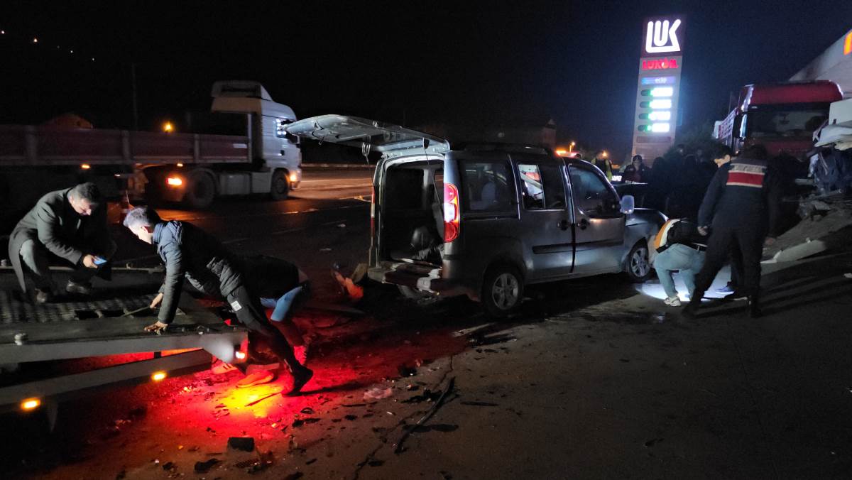 Kazaya karışan 3 araçtan 1'i ikiye bölündü, bira kutuları yola saçıldı: 1 ölü, 5 yaralı