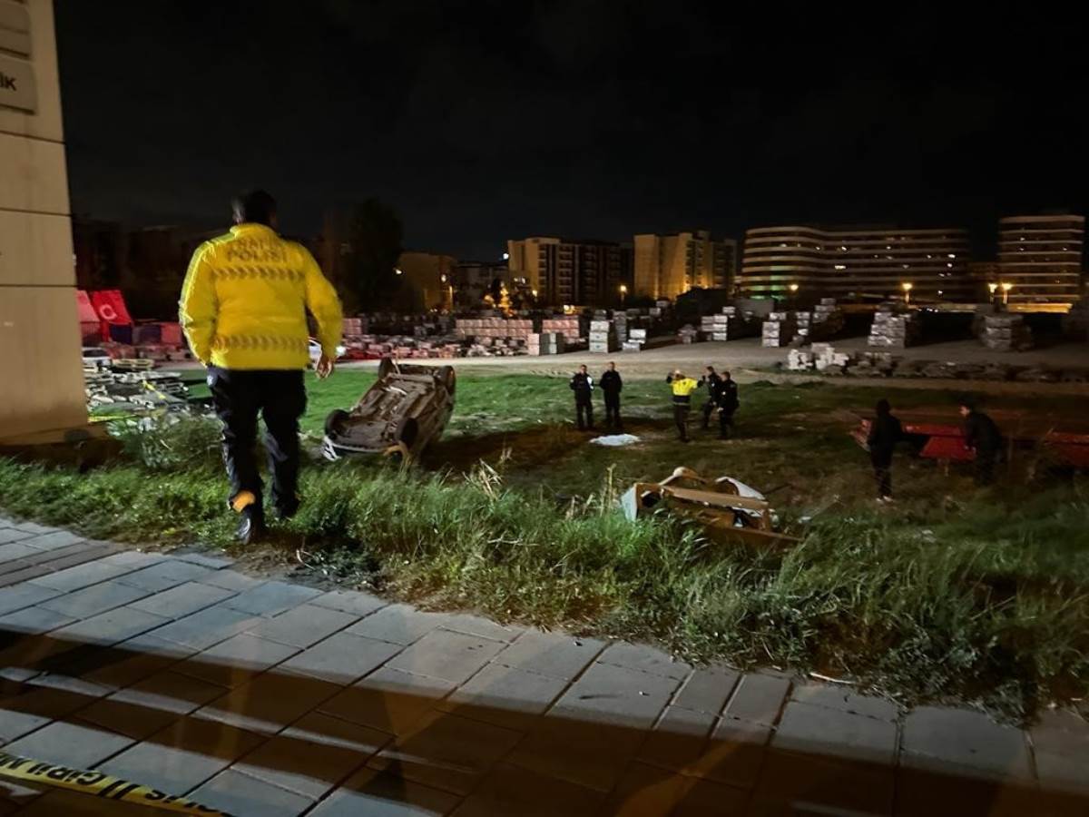 Yolda köpeğe çarpan polis aracı şarampole uçtu: 3 polis yaralı