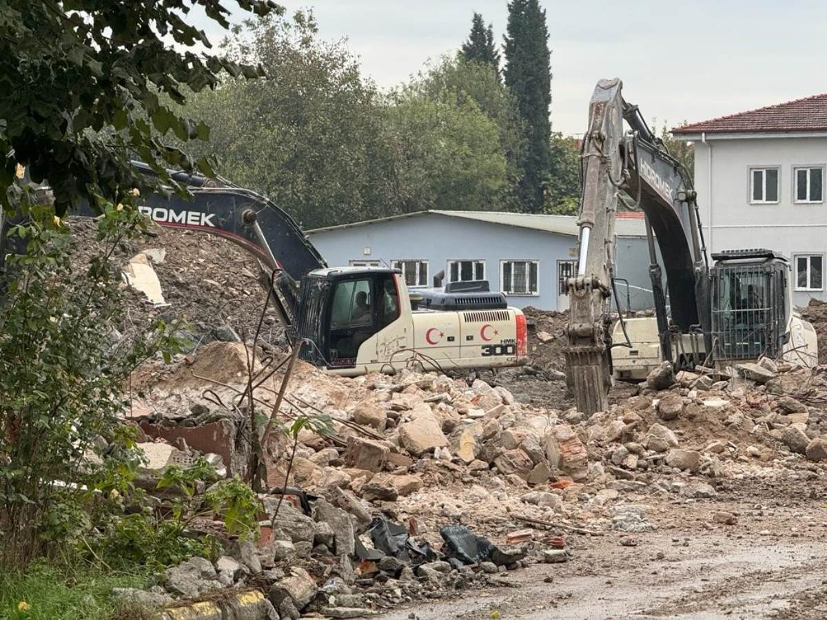 Adil Öksüz'ün görev yaptığı o bina tamamen yıkıldı