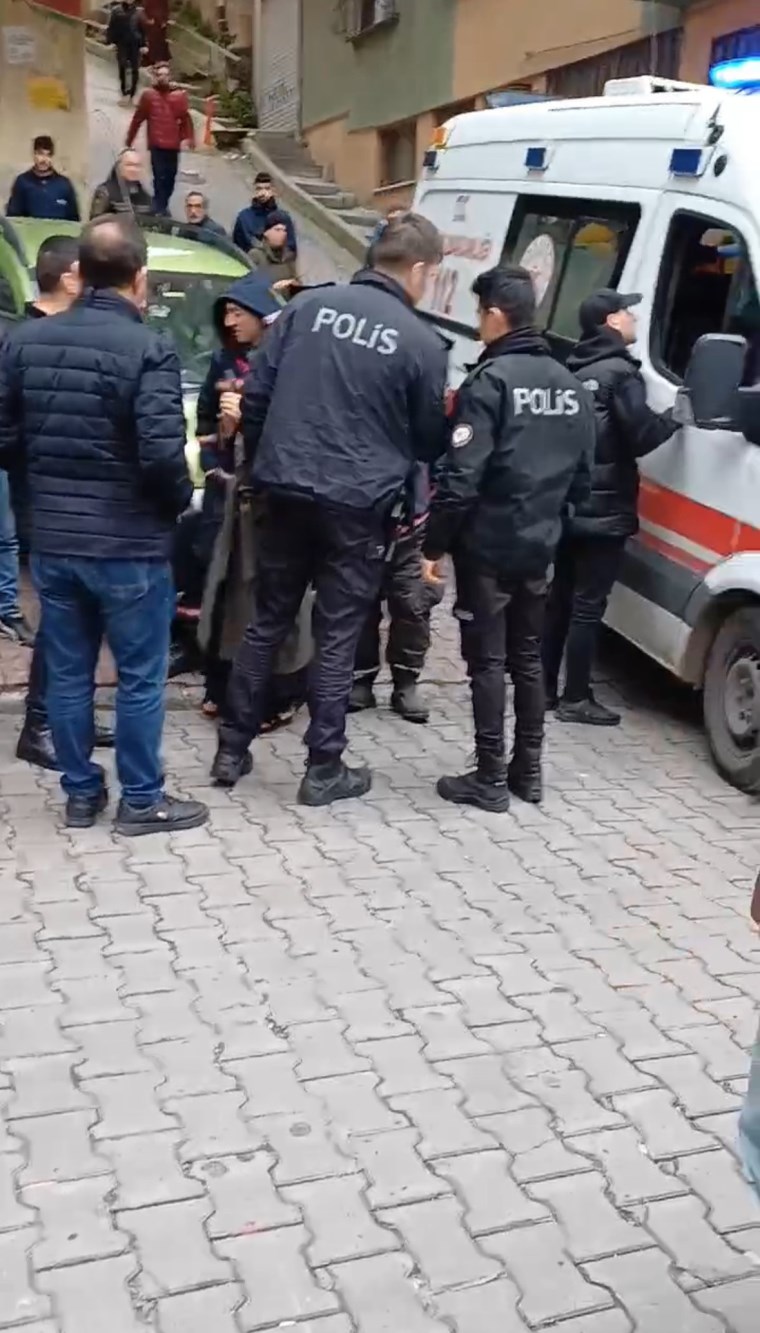 İstanbul’da 'kız meselesi' kavgası kanlı bitti: Arkadaşının başına bıçak sapladı!