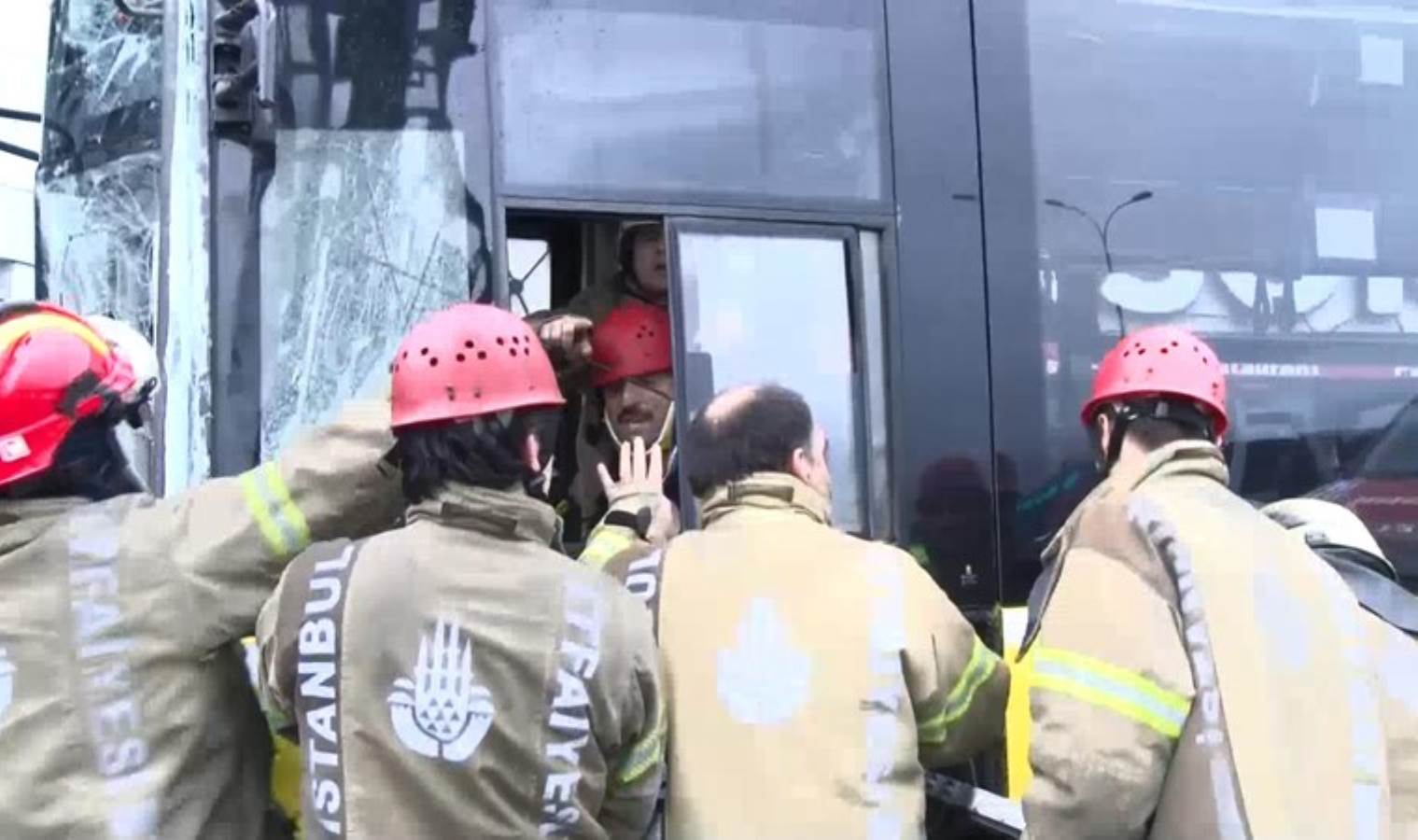 İETT otobüsü direğe çarptı: Şoförü kurtarma çalışmaları sürüyor!