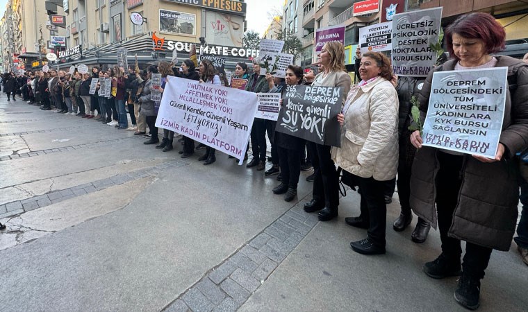 Kadınlar depremde yaşamını yitirenler ve çocuklar için sokaktaydı