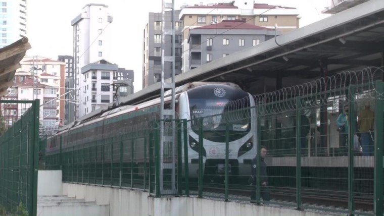 Marmaray’da bir kişi raylara atlayarak intihar etti