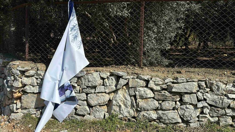 CHP'li Muhittin Böcek'in seçim afişlerine zarar verildi