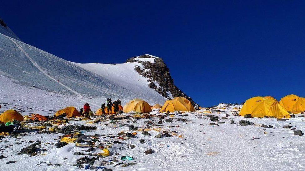 Everest dağına dışkı bırakmak yasaklanıyor