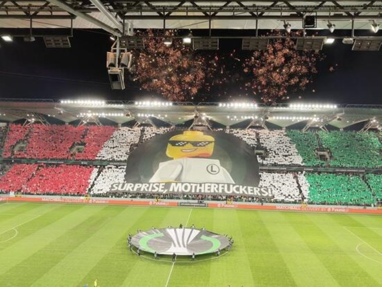 Legia tribünlerinden UEFA'ya olay pankart!