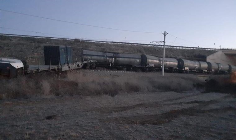 Kırıkkale’de raylara üzerine yıkılan istinat duvarına çarpan tren raydan çıktı