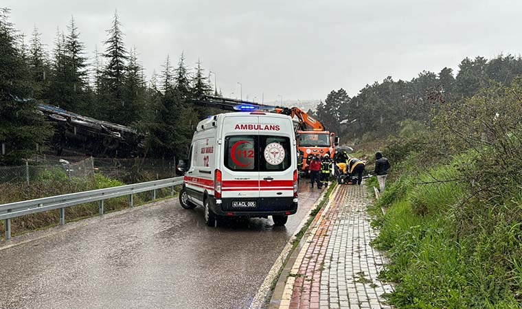 Kocaeli'de devrilen tırın sürücüsü olay yerinde hayatını kaybetti