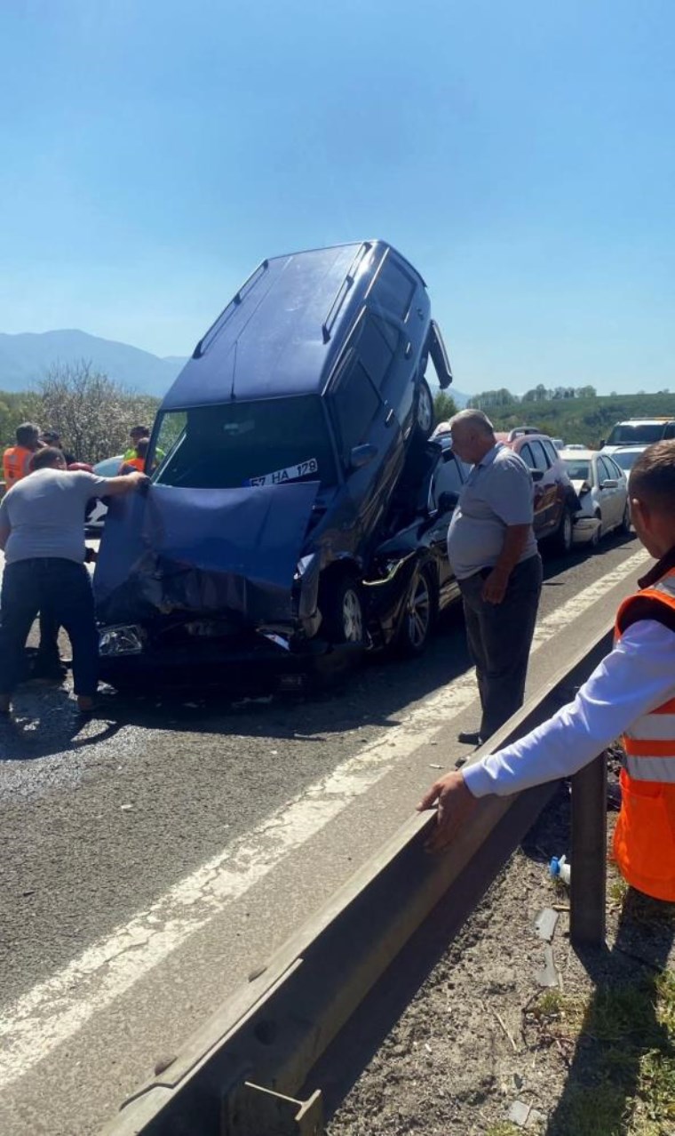 9 araçlı zincirleme kazada ilginç görüntü: Araçlar üst üste çıktı