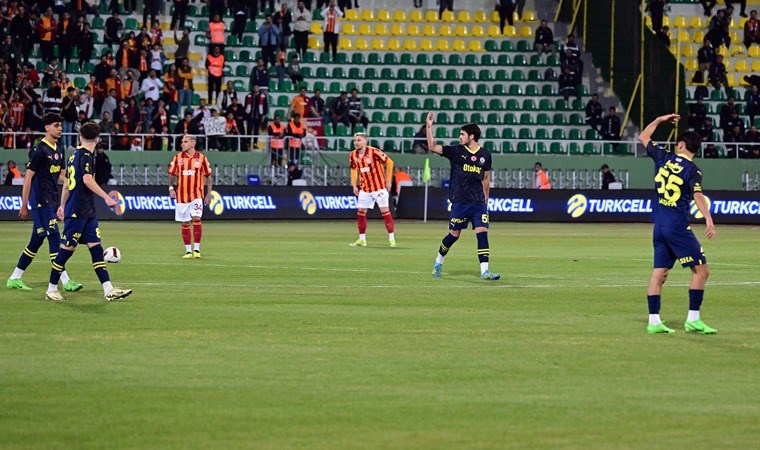 Spor yazarları Fenerbahçe'nin sahadan çekilmesini yorumladı: 'Türk futbol tarihine utanç sayfası olarak kaydedilecek'