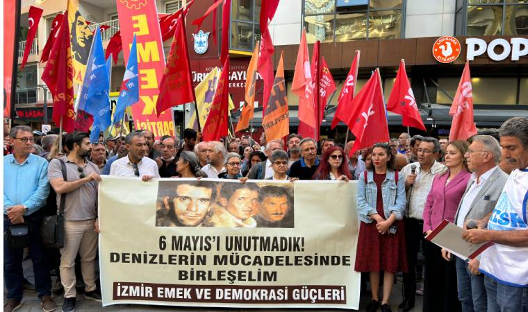 İzmir'de 'Üç Fidan' için körfeze papatya bırakıldı